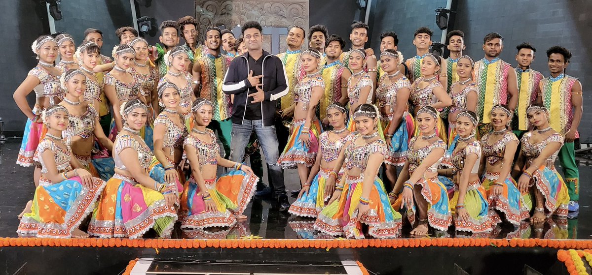 ThisIsDSP's tweet photo. Rock with me tonight at 8PM
On #IGT
INDIA’s GOT TALENT
Only on SONY TV
Enjoyed performing wit #BombFire #Demolishers
Floored by d sweetness of @govindaahuja21 sir @TheShilpaShetty mam
@karismakapoor mam
@Its_Badshah bro
@SonyTV
https://t.co/A11zxLzwtz https://t.co/8Xrld3Alk3