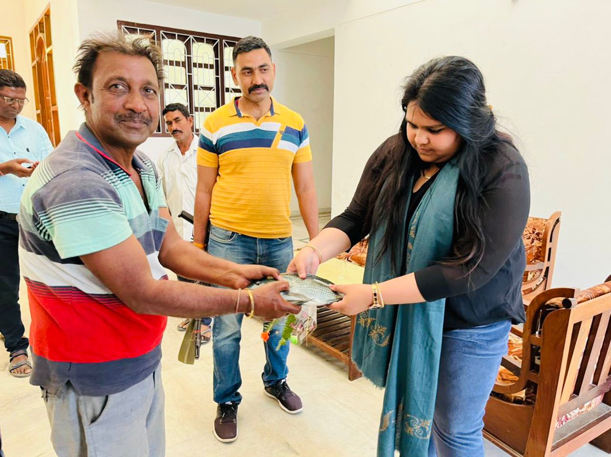 DC_Hazaribag's tweet photo. बरही माधोपुर स्थित तिलैया डैम में मत्स्य पालकों के केज कल्चर का किया निरीक्षण, तथा मत्स्य पालन को लेकर सरकार की कल्याणकारी योजनाओं व विभिन्न अवयवों से मत्स्य पालकों को किया अवगत।
@JharkhandCMO 
@HemantSorenJMM 
@prdjharkhand https://t.co/GiSwkPSBzW