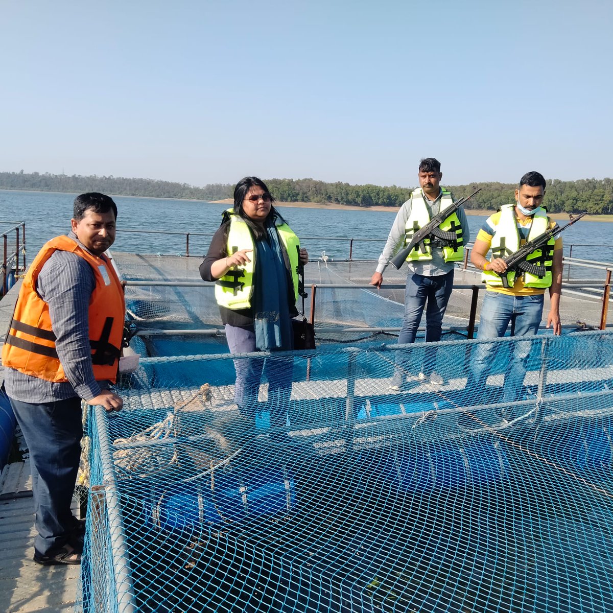 DC_Hazaribag's tweet photo. बरही माधोपुर स्थित तिलैया डैम में मत्स्य पालकों के केज कल्चर का किया निरीक्षण, तथा मत्स्य पालन को लेकर सरकार की कल्याणकारी योजनाओं व विभिन्न अवयवों से मत्स्य पालकों को किया अवगत।
@JharkhandCMO 
@HemantSorenJMM 
@prdjharkhand https://t.co/GiSwkPSBzW
