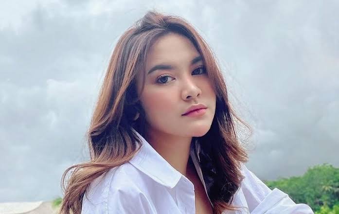 di bengkel:

👦🏻 pak motor saya mesinnya kena, kira-kira biayanya berapa ya?

👨🏻 wah