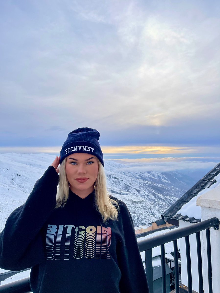 jolitaihuttu's tweet photo. Can anybody guess what the letters on my beanie mean?🤨🤔 #Bitcoin #SierraNevada #sunset https://t.co/Gco9w1KVHj