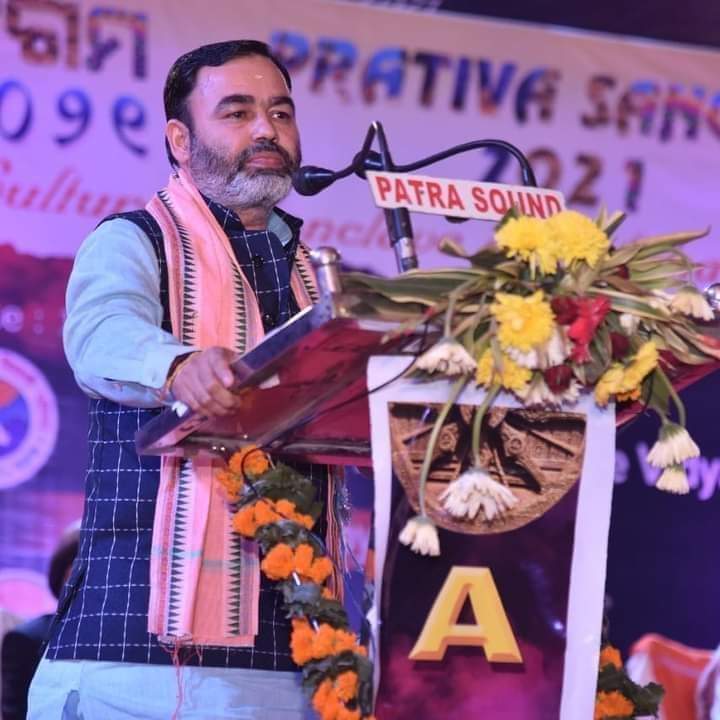 NarendraOad3's tweet photo. कर्णावती में सम्पन्न हुई राष्ट्रीय स्वयंसेवक संघ की अखिल भारतीय प्रतिनिधि सभा से अखिल भारतीय विद्यार्थी परिषद के राष्ट्रीय सह-संगठन मंत्री श्री @shriniwas_hr जी अब संघ योजना से भारतीय किसान संघ में प्रचारक के रूप में दायित्व का निर्वहन करेंगे बधाई एवं शुभकामनाएं भाईसाहब💐 https://t.co/ako5UCK6TS