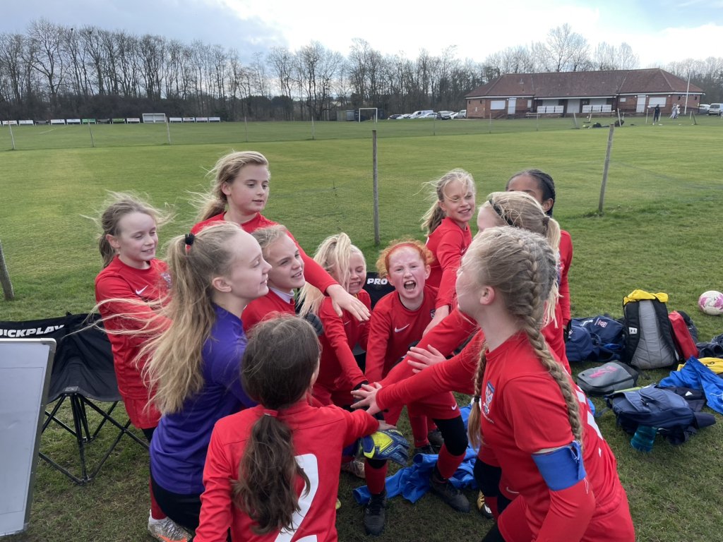hiltob5's tweet photo. So proud of the York under 11 girls today. A brilliant team performance, so enjoyable to watch. They work so hard and are so commited. Today they played brilliant football. #girlsfootball #teamwork @YorkRTC @gemmahuskins1 @YCFCFoundation @ https://t.co/pvkBSgBCmx