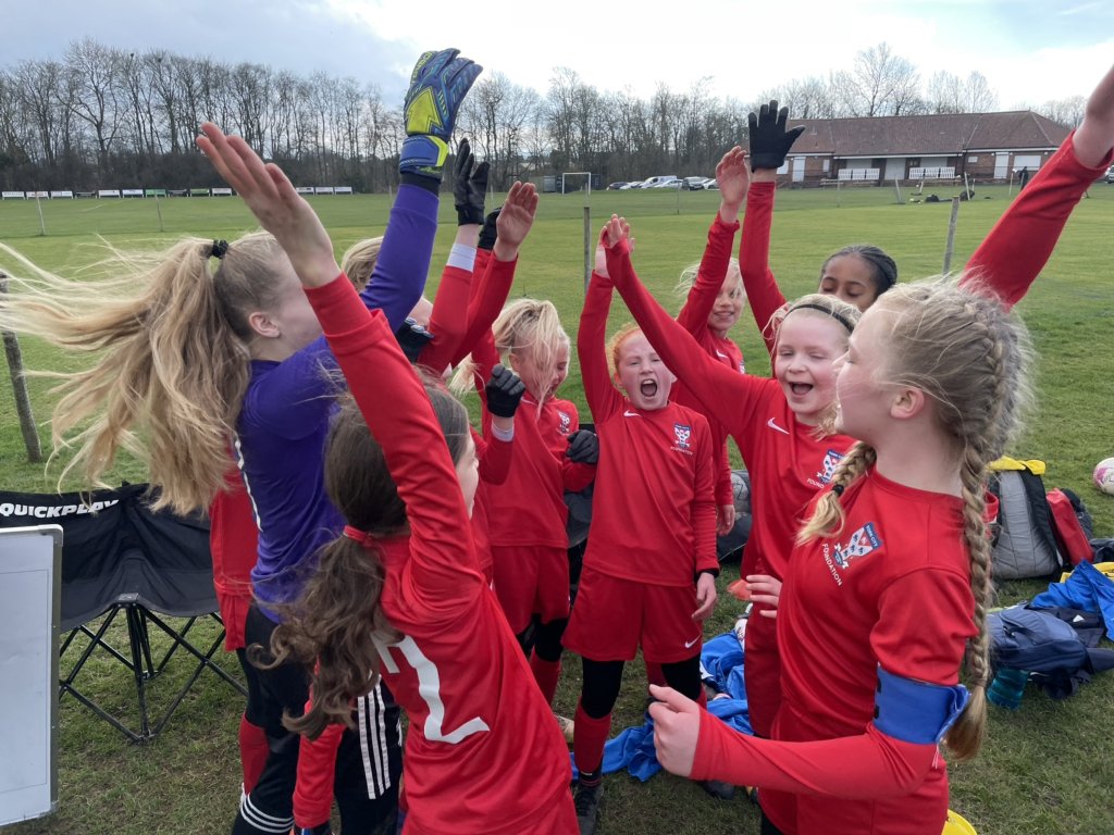 hiltob5's tweet photo. So proud of the York under 11 girls today. A brilliant team performance, so enjoyable to watch. They work so hard and are so commited. Today they played brilliant football. #girlsfootball #teamwork @YorkRTC @gemmahuskins1 @YCFCFoundation @ https://t.co/pvkBSgBCmx