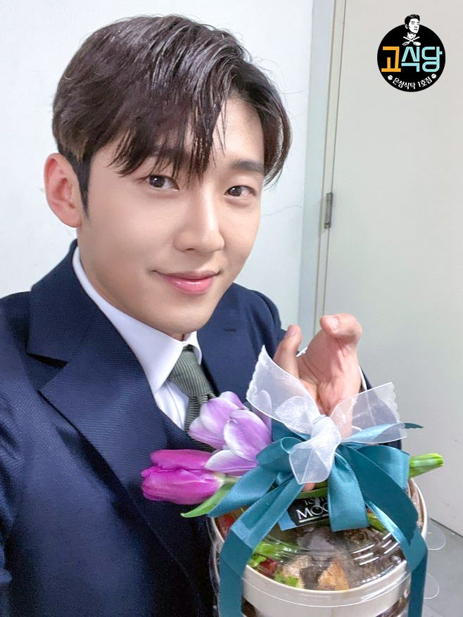 kitchen_for_ko's tweet photo. 배우님 인증샷입니다:) 함께해주신 10명의 고식당 직원 여러분 고생 많으셨습니다❤️

#고은성_1g도_잃을_수_없다
#고은성_전용식당_고식당 https://t.co/MykdXRTxNX