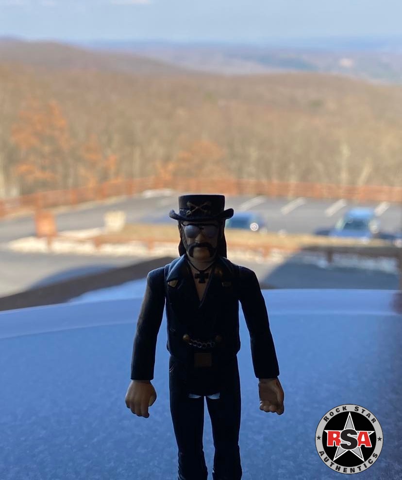 Our travel mascot enjoying the view in the Poconos this weekend before he ditched us at a Delaware casino. 
@pennspeakofficial 
#whereslemmy #roadiesrestaurantandbar #pennspeak #ironsmaidens #ccshred
