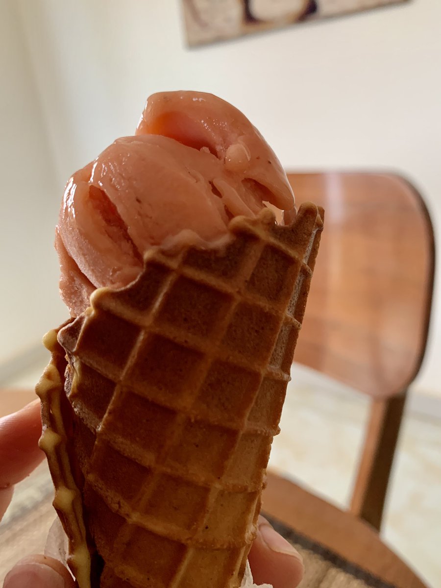 Un cornet fait maison, de la glace <a href="/KookaNiger/">Kooka</a> (ici un sorbet baobab <a href="/SahrSahlFoods/">Sahara Sahel Foods</a> et fraises locales 🇳🇪) 😋😋. Excellent dimanche à tous. Made in 🇳🇪 with 🧡.