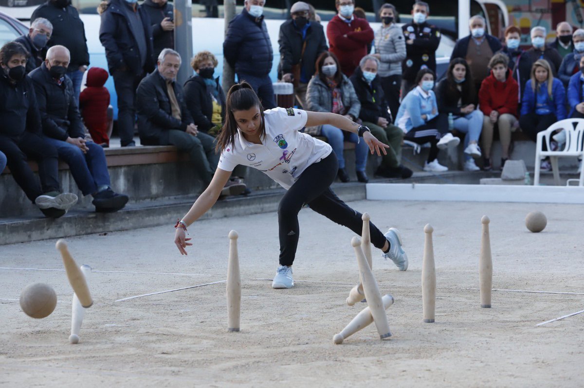 Pablo_Zuloaga's tweet photo. Bolera abarrotada con e 'I Torneo de Bolos Palma Femenino El Acebo' en #SanVicenteDeLaBarquera. Magnífica tarde con nuestras mejores jugadoras. Deporte en #igualdad👏👏 #Cantabria https://t.co/vPSosHCQAe