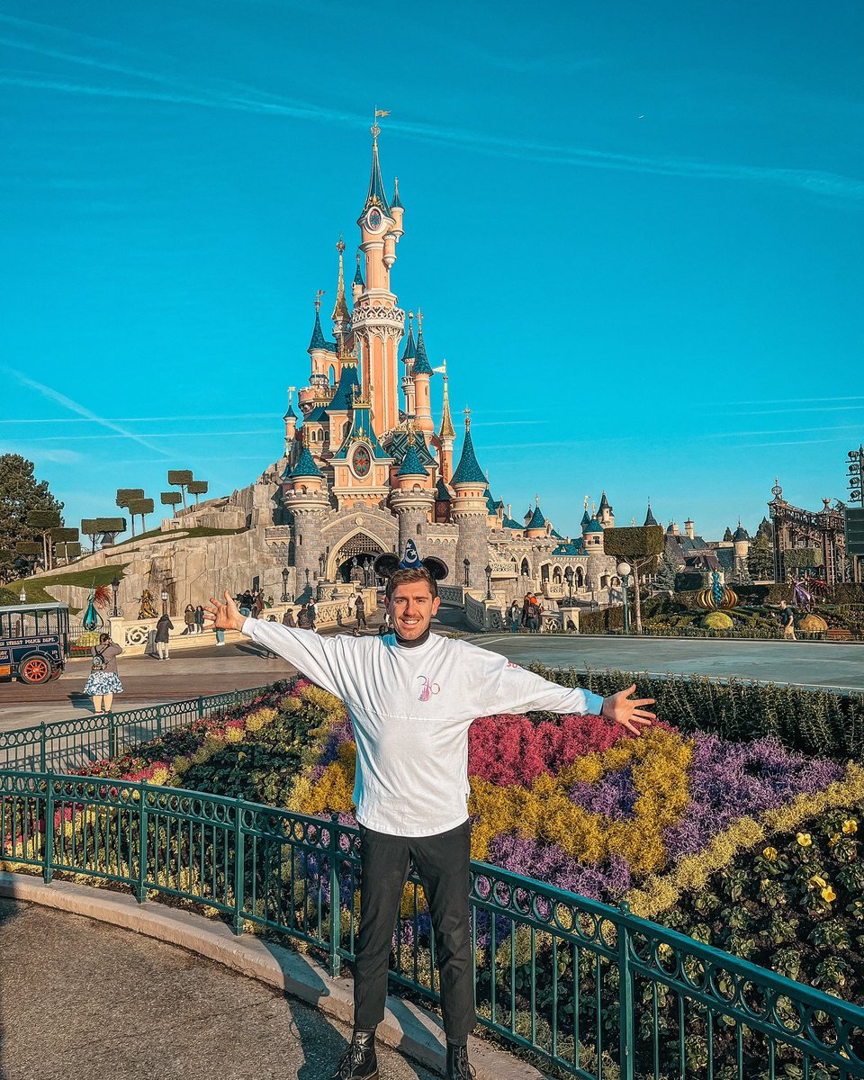 MarkLight_'s tweet photo. You’re never to old to wish upon a star! 💫🪄

#DisneylandParis30 #Holiday #Magic https://t.co/NeuHzN7j2T