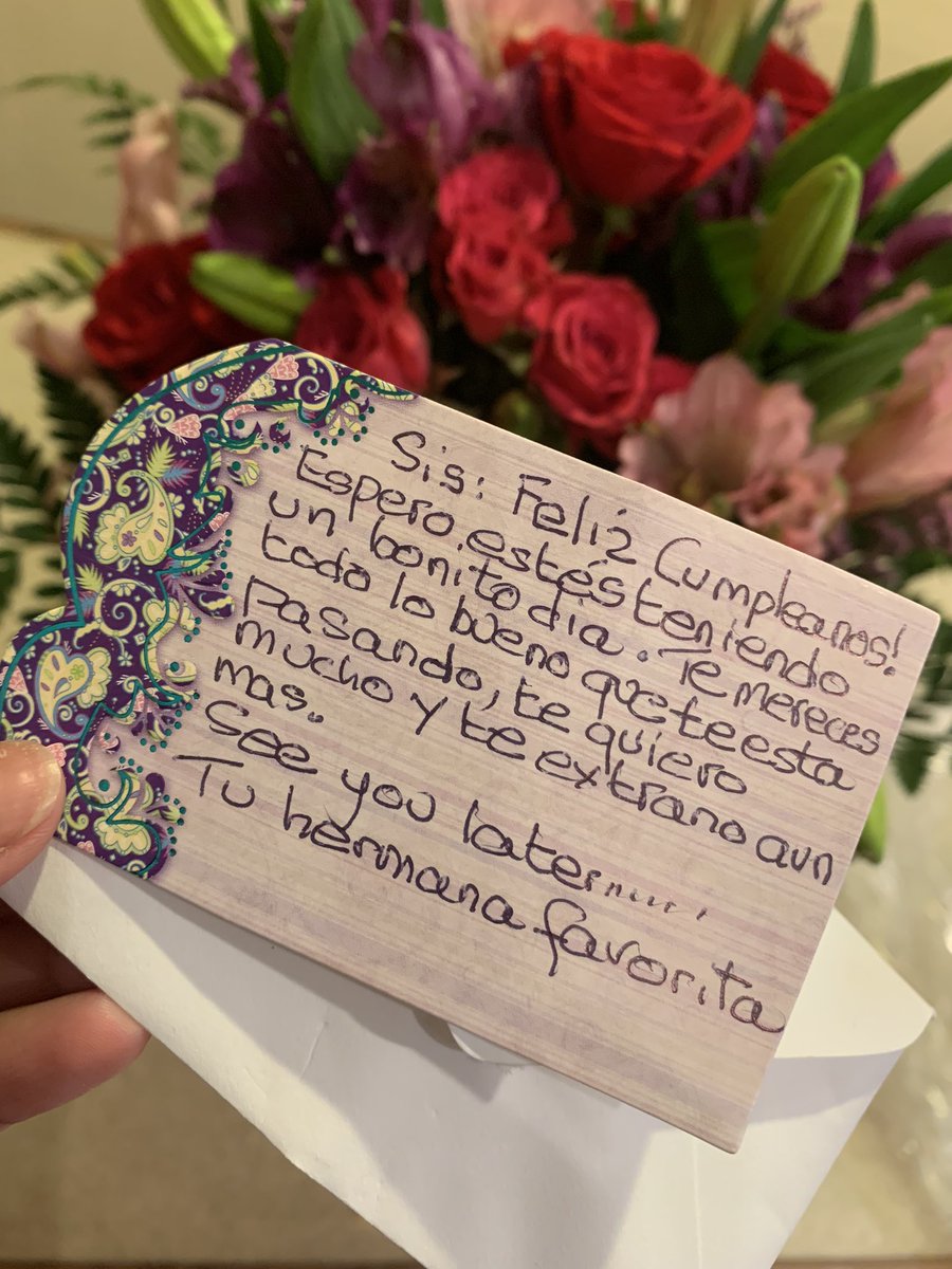 _genesisg's tweet photo. Mi hermana es el vivo ejemplo de la frase “el que quiere puede”. Esa mujer no habla inglés y aún así se las arregló para hacerme llegar flores desde Chile hasta Lake Placid, NY (un pueblo remoto) el día de mi cumpleaños y en un día de tormenta. Nunca aceptaré menos que eso. https://t.co/jCqMARdmoH