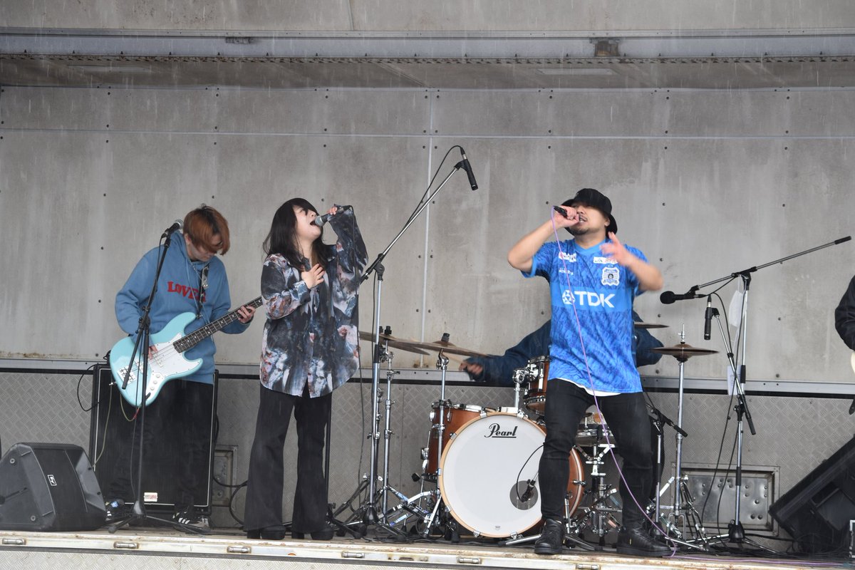 kai0329akita's tweet image. ブラウブリッツホーム開幕戦前ライブより。
Hold Out Hopeの皆さん🎵

羅漢さんとのコラボ『桜の記憶』も最高でした👏👏👏

#ブラウブリッツ秋田
#HoldOutHope
#羅漢
