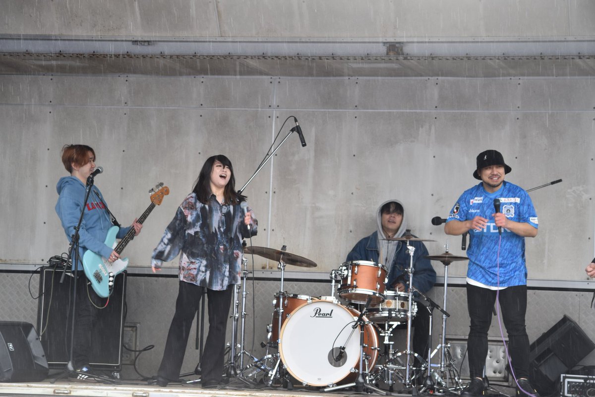kai0329akita's tweet image. ブラウブリッツホーム開幕戦前ライブより。
Hold Out Hopeの皆さん🎵

羅漢さんとのコラボ『桜の記憶』も最高でした👏👏👏

#ブラウブリッツ秋田
#HoldOutHope
#羅漢