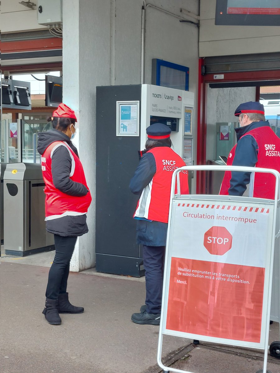 Nous sommes présents en gare pour vous orienter et faciliter le trajet <a href="/SorayaSNCF/">BOUZID Soraya</a> <a href="/assetouaparicio/">Assetou APARICIO</a> @Khlass4 <a href="/LIGNEL_sncf/">Ligne L</a> <a href="/IDFmobilites/">IDF Mobilités</a> <a href="/garroui1/">Coralie Garroui</a>