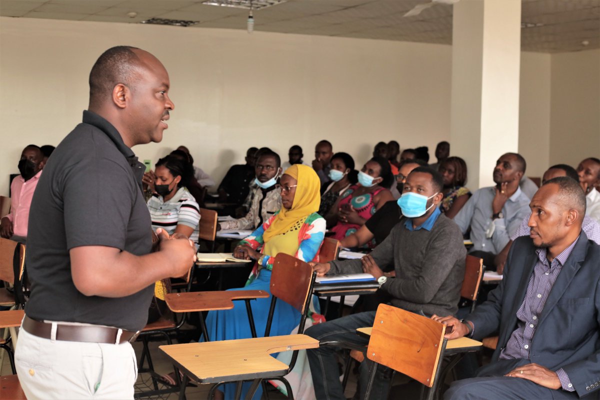 UnivOfKigali's tweet photo. UoK's Graduate School hosts Mr. Musoni Janvier, Country Manager of EABL in the Great Lakes Region as Guest Speaker in a Strategic Management class.  
#graduateschool 
#may2022intake #open
#applyhere: https://t.co/fROkPJN18o
https://t.co/Jej4Fn3klm
@ebohinson @MissRwandaDotRW https://t.co/ZUk8K6wy6U