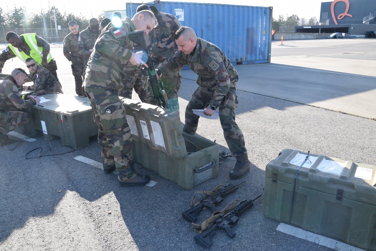 EtatMajorFR's tweet photo. #Europe | Depuis le 7/03, les éléments 🇫🇷 de la #NATO Response Force 22 prennent part à l’exercice #BrilliantJump 22.
En 3 jours, 5 rotations ont acheminé 2 000 militaires 🇫🇷 dans les délais prévus par l’Alliance pour déployer sa force de réaction rapide. 
@nato https://t.co/KQZ4J55noo