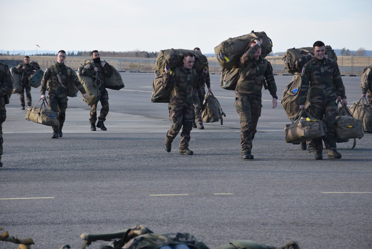 EtatMajorFR's tweet photo. #Europe | Depuis le 7/03, les éléments 🇫🇷 de la #NATO Response Force 22 prennent part à l’exercice #BrilliantJump 22.
En 3 jours, 5 rotations ont acheminé 2 000 militaires 🇫🇷 dans les délais prévus par l’Alliance pour déployer sa force de réaction rapide. 
@nato https://t.co/KQZ4J55noo