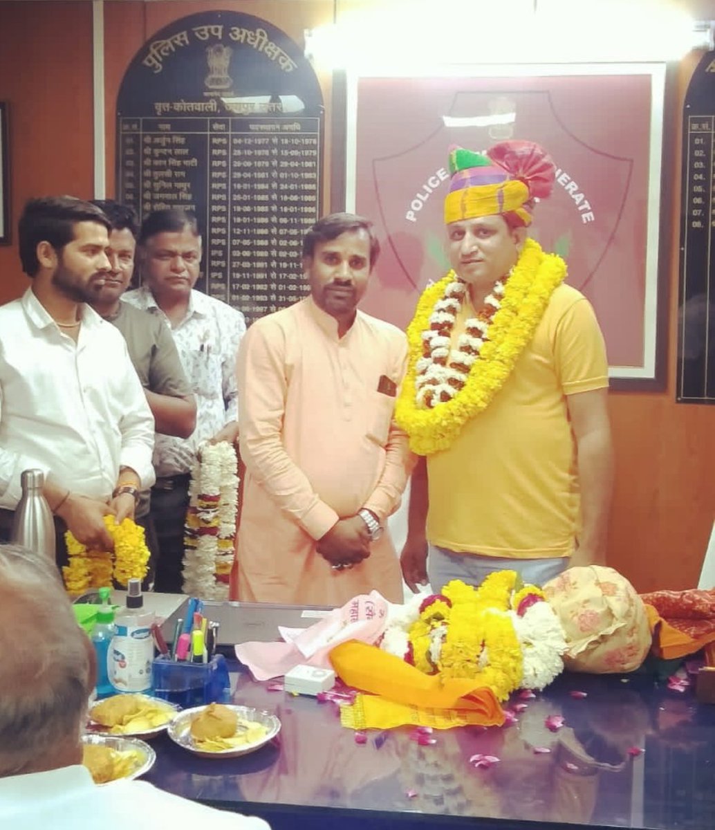 GopalLa04047401's tweet photo. सैनी समाज के गौरव मेरे बड़े भाई एडिशनल एसीपी जयपुर सुरेश जी सांखला जी  को पदभार ग्रहण करने पर  आज उनके ऑफिस में मिलकर  बधाई और शुभकामनाएं दी https://t.co/ec0HssWBua