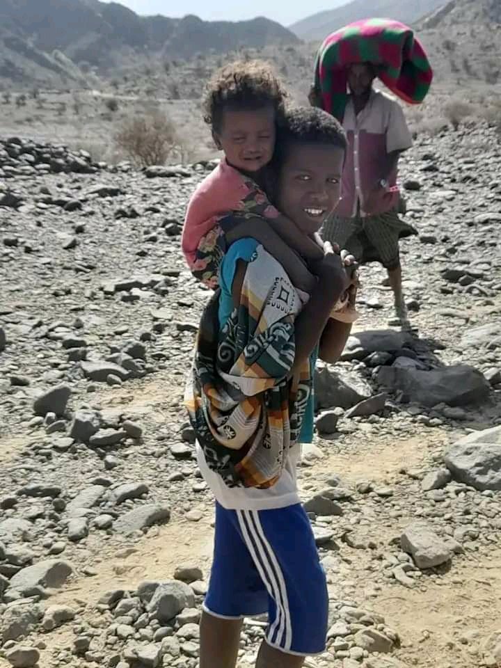 UbuntuLeAfrica's tweet image. Displaced #Afar women and children in hot desert with out any food,water,and crucial service in the temperature that goes beyond45 degree Celsius.Imagine the pain they're facing, So sorrowful. Why the Federal gov silent on the people of Afar?#justicemustbeserved. 
#AfarCantWait