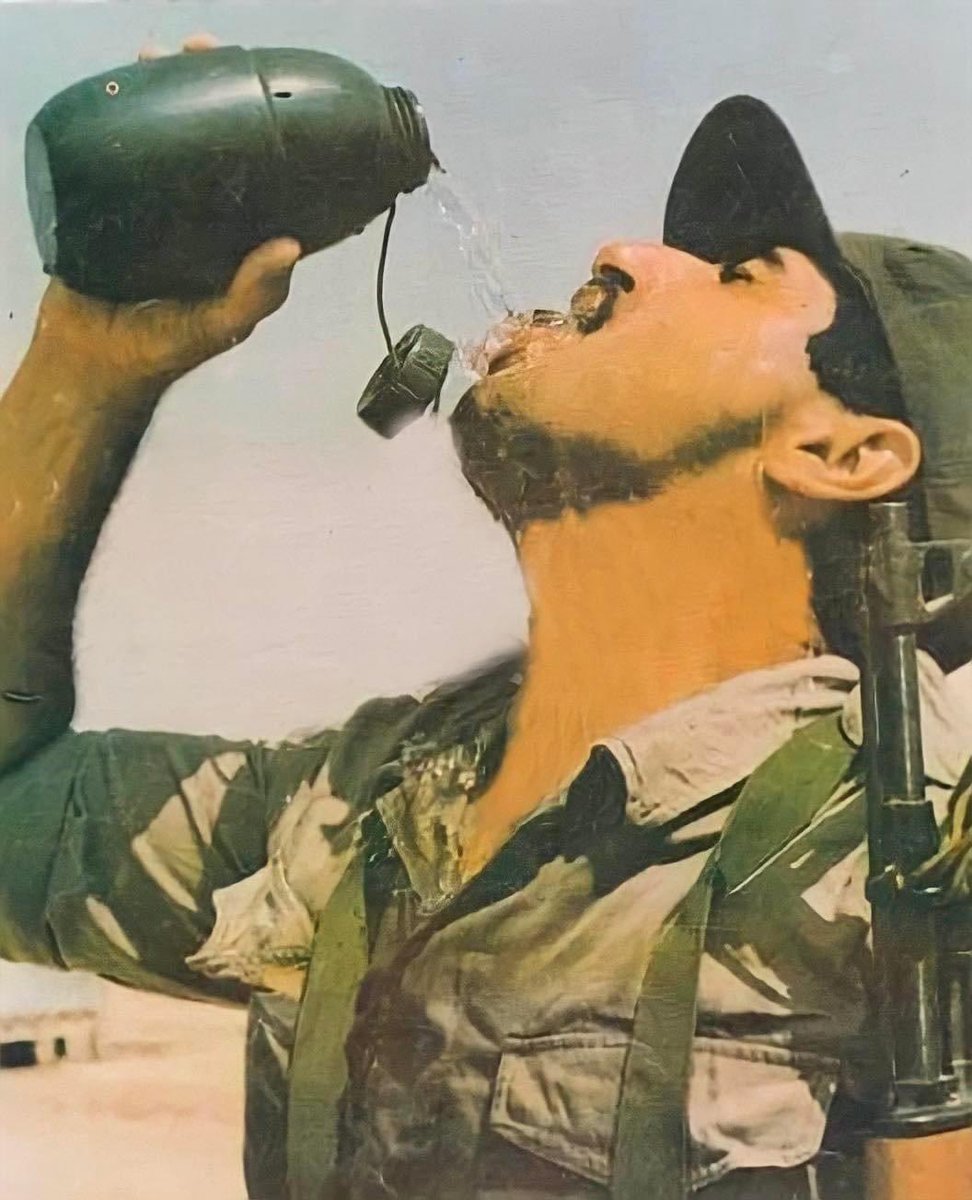 KekaAmani's tweet photo. جندي عراقي يشرب الماء اثناء حرب العراقية - الايرانية عام 1987، هل تعلم ماهو اسم هذا الشئ الذي يشرب منه ؟ https://t.co/QaoQrnuLUJ
