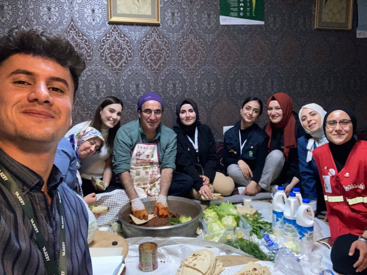 gencyesilay07's tweet photo. Aynı hilalin iki farklı rengiyiz diyerek @genckizilay07 ile bir araya geldik.
Akran eğitimlerimizin ardından çiğ köfte eşliğinde ileride yapacaklarımızı planladık.Emeklerinden dolayı @akgul021 'e teşekkür ederiz.

@1920yesilay 
@gencyesilayci https://t.co/oPwSPuNeAJ
