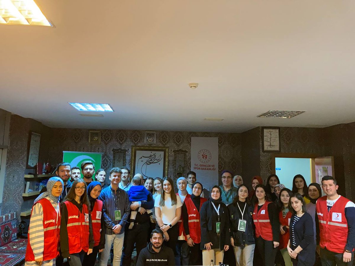 Aynı hilalin iki farklı rengiyiz diyerek <a href="/genckizilay07/">Genç Kızılay Antalya</a> ile bir araya geldik.
Akran eğitimlerimizin ardından çiğ köfte eşliğinde ileride yapacaklarımızı planladık.Emeklerinden dolayı @akgul021 'e teşekkür ederiz.

<a href="/1920yesilay/">Yeşilay</a> 
<a href="/gencyesilayci/">Genç Yeşilay</a>