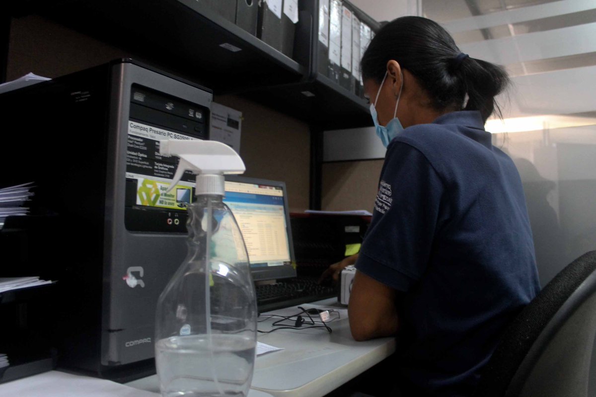 LogicasaOficial's tweet photo. #13Mar #LogiNoticia🗞️📰|| A dos años de la llegada de la #COVID19 a Venezuela, el personal de @LogicasaOficial se mantiene en estricto cumplimiento de las normas de bioseguridad para combatir este virus y erradicarlo con la consciencia y la prevención.😷👍

#DiplomaciaBolivariana https://t.co/334wXIp5uw