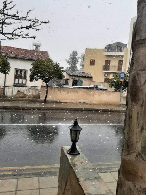 KrinosKrinou's tweet image. Έστειλε μου η μάνα μου φωτογραφίες από τις νιφάδες χιονιού στον Στρόβολο. Ώσπου να κάμω ζουμ τζαι να καταλάβω τι ήταν, ενόμιζα ότι ήταν σκόνη πάνω στην οθόνη του κινητού μου. #filippos #Cyprus