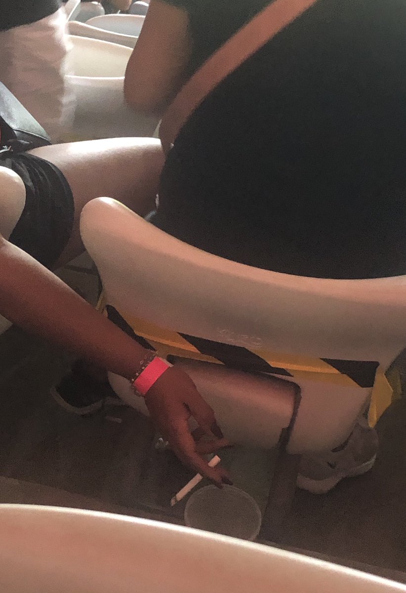 aapacheco's tweet image. Nunca entendi por que fumante sempre coloca a fumaça no nariz de quem não fuma… aí a gente pede com gentileza pra desviar e não gostam…