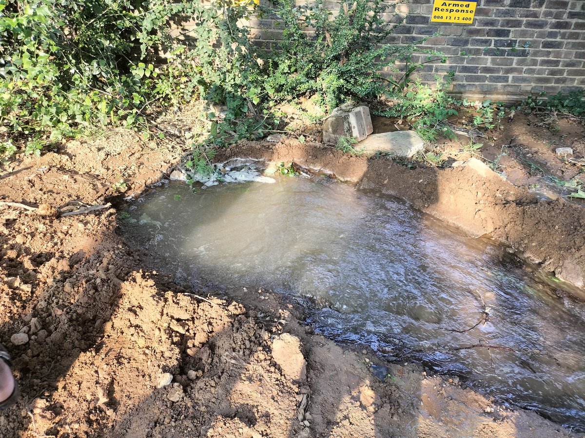 Hopefuelled's tweet photo. @JHBWater this has been happening at Forbes Road in Blairgowrie from 4am this morning...if not earlier https://t.co/44r5UV1Y3I