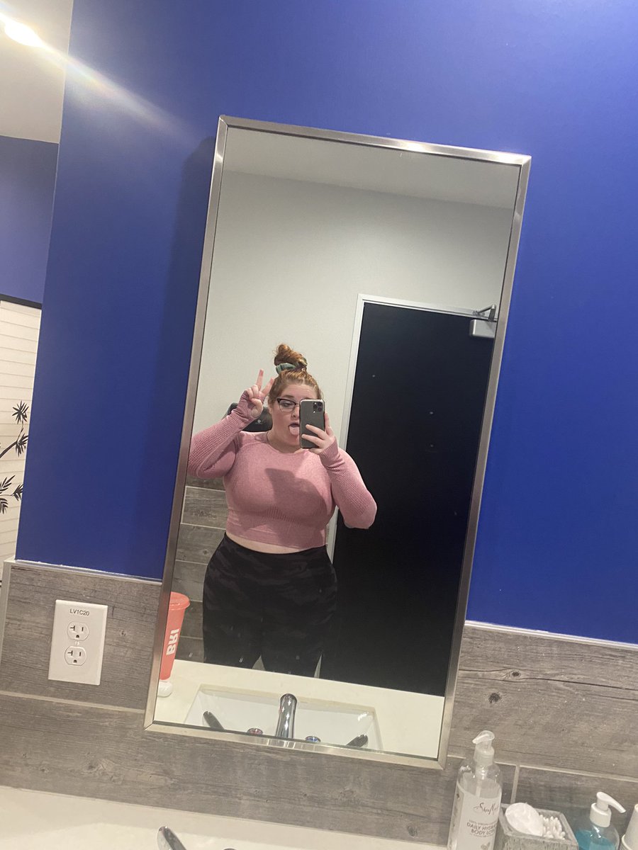 bigtiddyleia's tweet photo. Also, your girl got in a killer upper body day yesterday. Peep the fit #gym #girlswholift #thiccgirl #thiccworld #yeeeehaw https://t.co/i4QDlC7qns