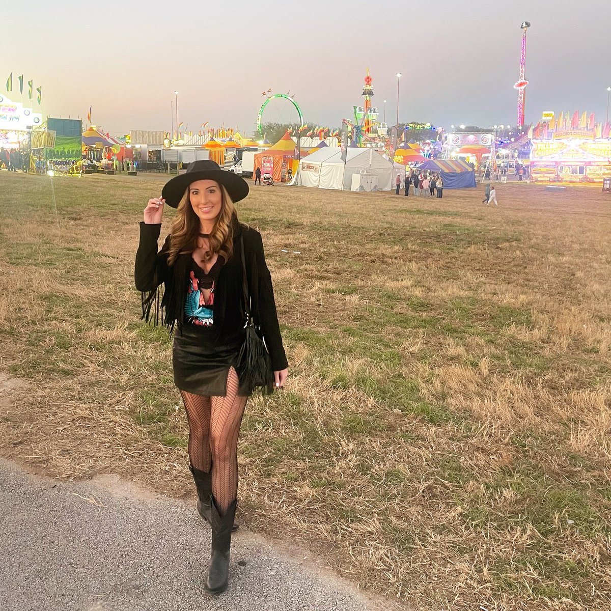 I know this may come as a shock to a lot of you, but this is my first rodeo. 🐴 <a href="/Lindsey_LLScene/">Lindsey_LLScene</a> 

#llscene #onthescene #ontheatxscene #texas #whenintexas #rodeoaustin #austinrodeo #rodeo #texasrodeo #austinblogger #atxblogger #atxinfluencer #atxblogger #austininfluencer