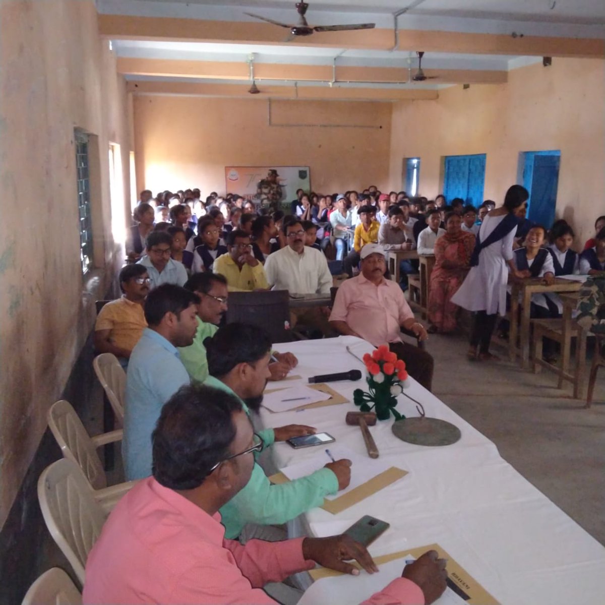 BSFNBFTR's tweet photo. In continuation to the celebrations of #AzadiKaAmritMahotsav & #DeshKiHifajatDeshKiSuraksha,a debate competion was organized by #175Bn @BSFNBFTR at Poorgram Sr. Sec. School in the border area. Videos showcasing the various Tasks & Duties of BSF were also shown to the students. https://t.co/2esIYRe0QF