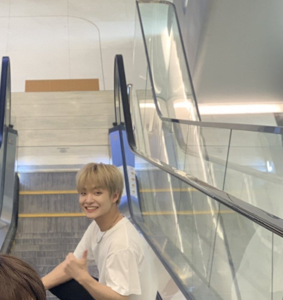 Minnacık lan bebek gibi çıkmış 🙀

#MillenniumIdolJIHOONDay
#지훈이의_눈부신_스물세번째_봄