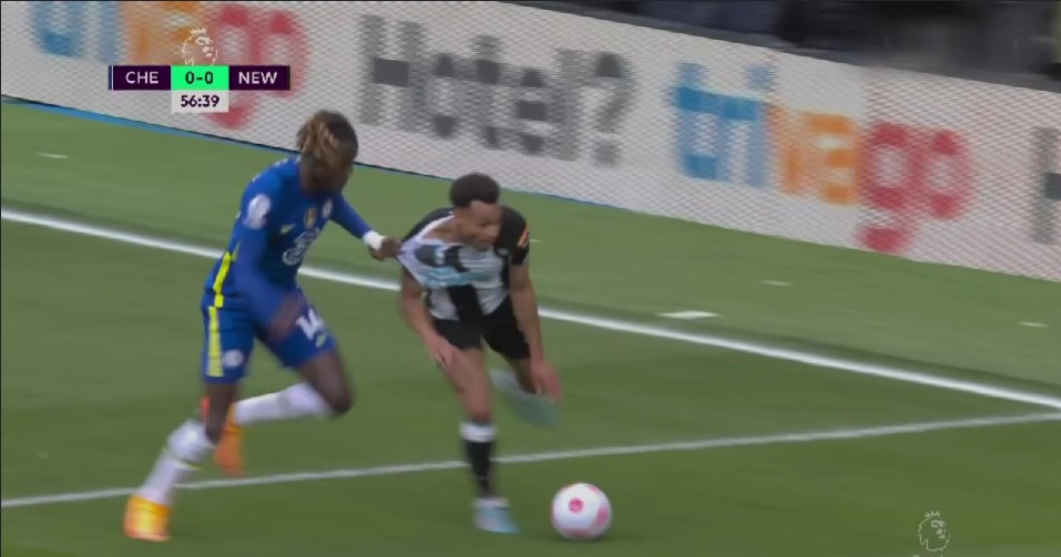PoorEPLreferees's tweet photo. Yes, that should have been a penalty for Newcastle https://t.co/gcTcXlYDtr