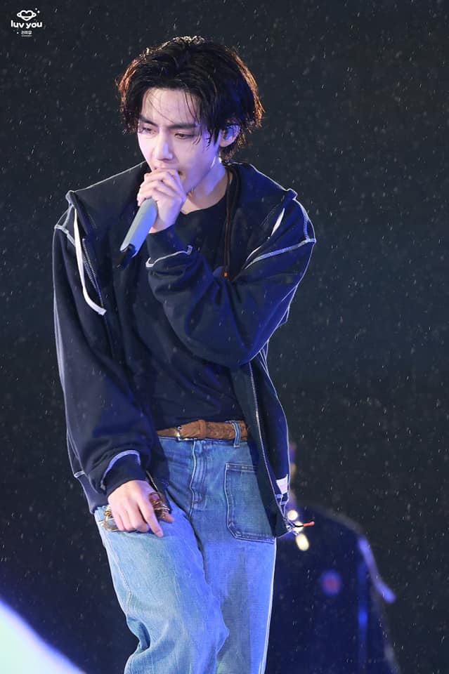 lys_206's tweet photo. 👉Điều em muốn là luôn thấy anh cười....
PTD on Stage Seoul - DAY 3 
BTS V - Kim Taehyung💜💜💜
#thankyouBts #BTSV #PTD_ON_STAGE_SEOUL_day3 #WeLoveYouBTS #PTD_ON_STAGE_SEOUL https://t.co/WuBp2ZuiAk