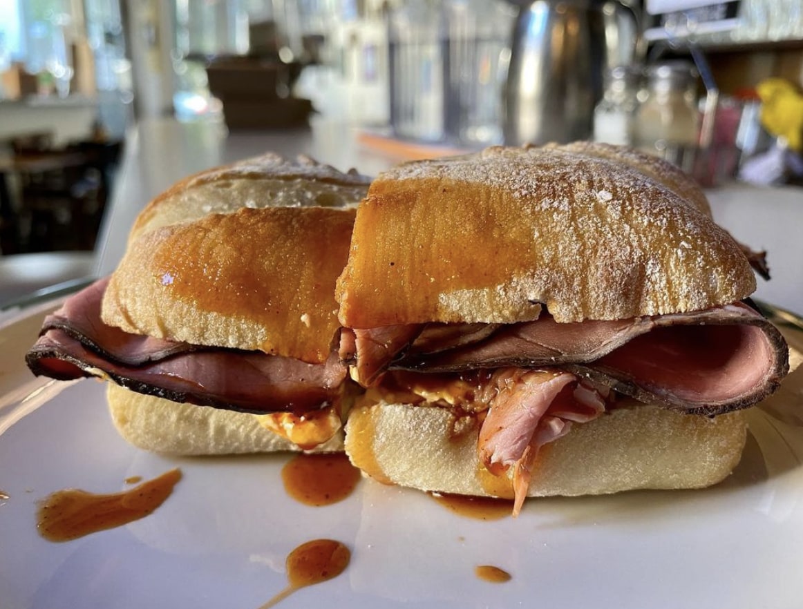 GarnettsRVA's tweet photo. Best thing Will Wade ever did was inspire this sandwich! “The Coach” is roast beef, pimento cheese, and Tiger Sauce on toasted the ciabatta https://t.co/Nh32zBTg2K #rvadine #willwade https://t.co/FLGbDaAaC8