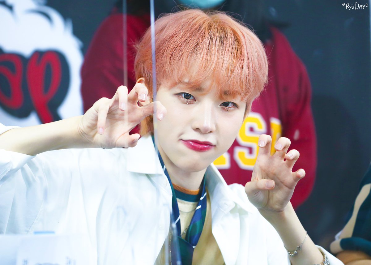 RYUDAY1108's tweet photo. 220313 신나라 대면 팬사인회

-

어흥 토끼 💖

#JWiiver #제이위버 #류제이 #Ryujei 
#채호철 #Jtrap https://t.co/4U6TsXuEmz