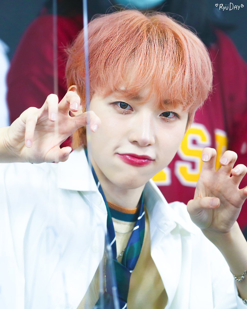 RYUDAY1108's tweet photo. 220313 신나라 대면 팬사인회

-

어흥 토끼 💖

#JWiiver #제이위버 #류제이 #Ryujei 
#채호철 #Jtrap https://t.co/4U6TsXuEmz