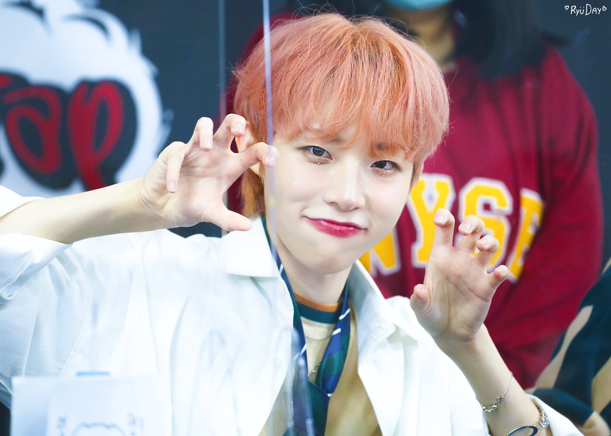 RYUDAY1108's tweet photo. 220313 신나라 대면 팬사인회

-

어흥 토끼 💖

#JWiiver #제이위버 #류제이 #Ryujei 
#채호철 #Jtrap https://t.co/4U6TsXuEmz