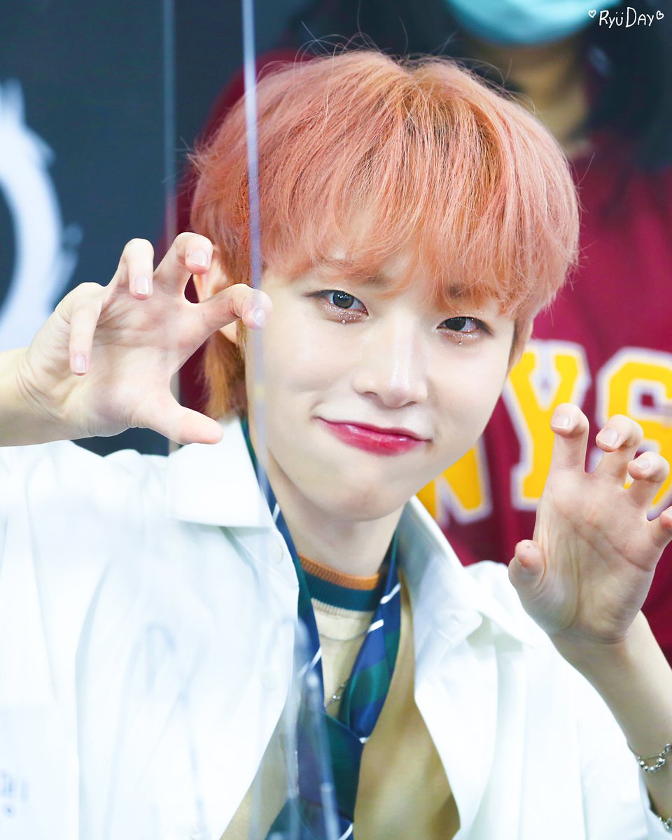 RYUDAY1108's tweet photo. 220313 신나라 대면 팬사인회

-

어흥 토끼 💖

#JWiiver #제이위버 #류제이 #Ryujei 
#채호철 #Jtrap https://t.co/4U6TsXuEmz