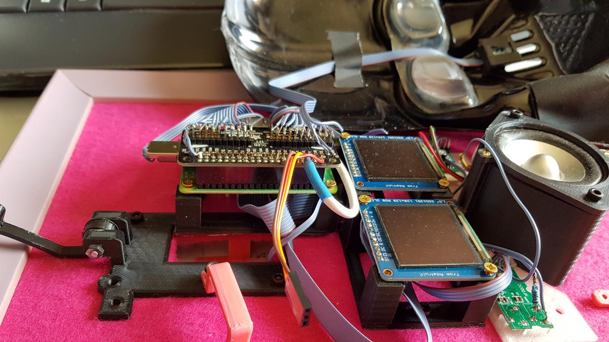 framboise314's tweet photo. Sur le stand @Framboise314 de @makerfight68  Mulhouse, juste à côté du stand @jcquetin #Arduiblog. Il y aura aussi #Vador rénové avec un @Raspberry_Pi #Zero2 qui remplace le #Raspi3 A+ d'origine et son servo (moteur) #SG90 (plastique) remplacé par un #MG90 (métal gear) https://t.co/qlEn1kUdkj