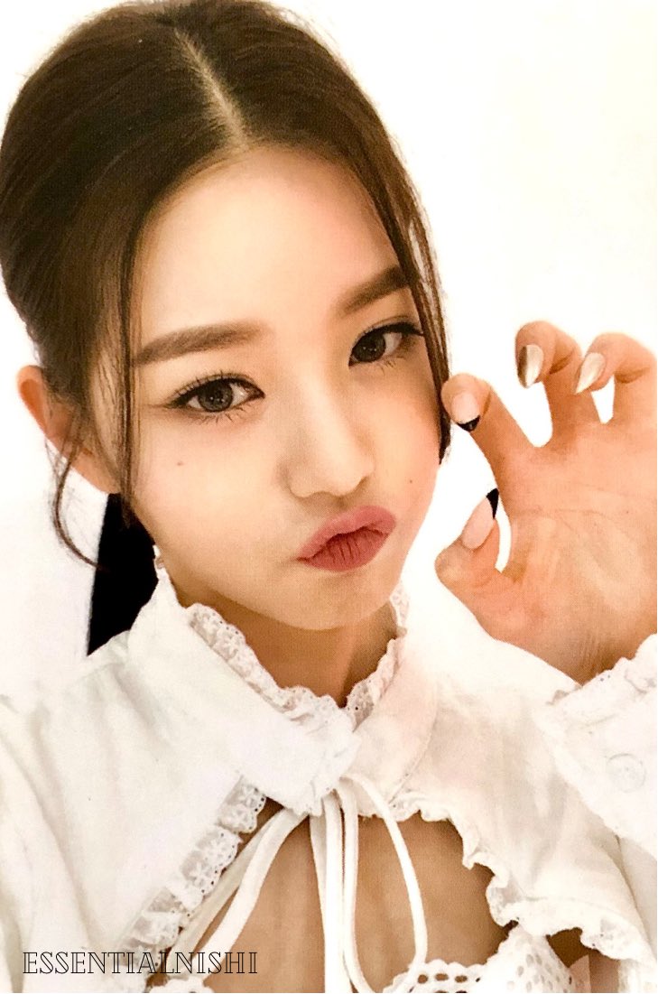 essentialnishi's tweet photo. —≡๑✿ IVE ELEVEN ALBUM CLEAR PC SCAN

ڡ WONYOUNG VER 1 &amp; 2

#WONYOUNG #IVE #LIZ #원영 #IVE_ELEVEN #ELEVEN https://t.co/3o3sZUpLjk