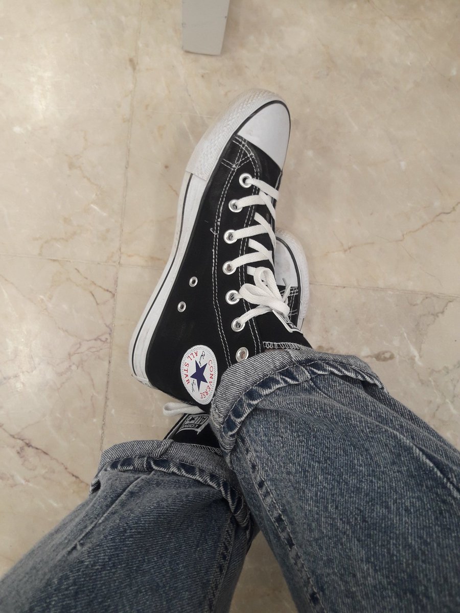 Hagaar_Rashed's tweet photo. Waiting is really boring #converse 🎧😬 https://t.co/Xx350L3TVv