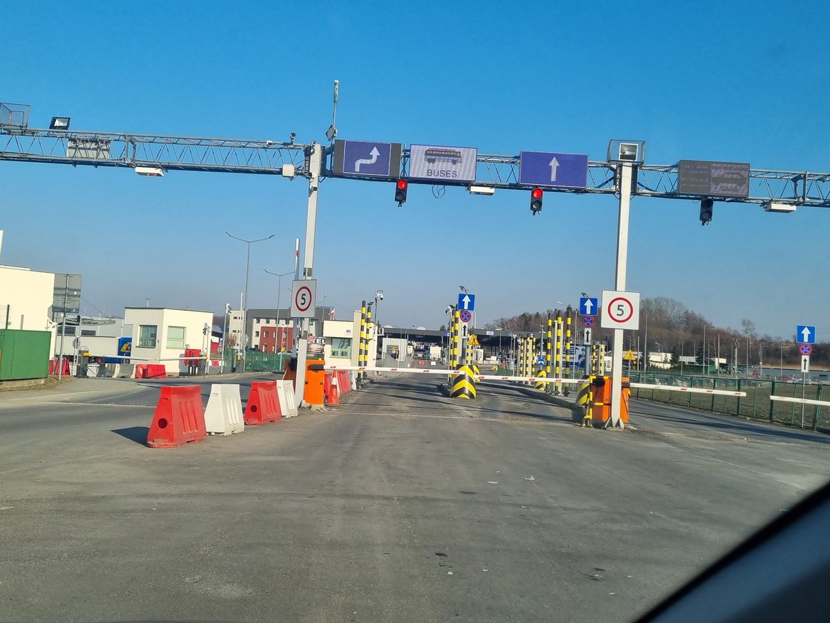 wandathemidwife's tweet photo. At the #ukrainianborder eerily quiet! Is this the calm before the storm ! 60km from here in the #Ukraine bombing and shelling reported last night https://t.co/lTGjwNSvtP