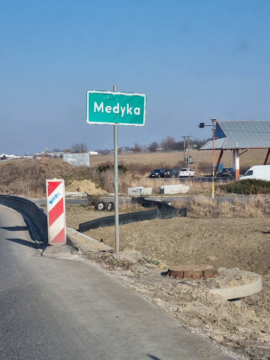 wandathemidwife's tweet photo. At the #ukrainianborder eerily quiet! Is this the calm before the storm ! 60km from here in the #Ukraine bombing and shelling reported last night https://t.co/lTGjwNSvtP