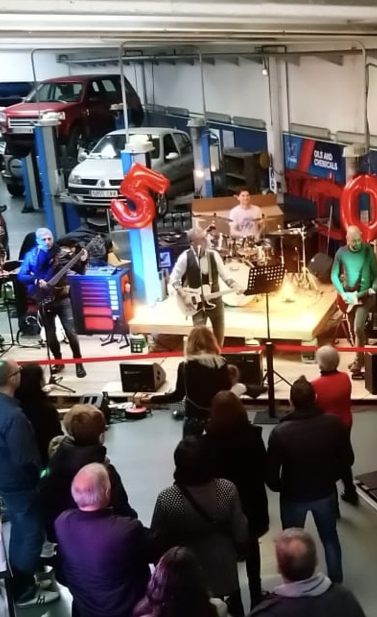 CarlosAndreu70's tweet photo. El concierto de ayer con mis colegas de la banda Unbranded Rock Band en un taller mecánico y con la batería encima de un elevador de coches fue una de las experiencias más divertidas de los úñtimoa tiempos. https://t.co/5t2EP5pvFa