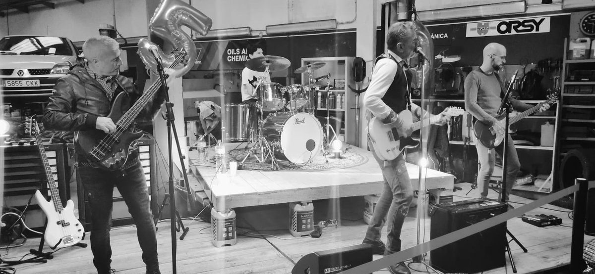 CarlosAndreu70's tweet photo. El concierto de ayer con mis colegas de la banda Unbranded Rock Band en un taller mecánico y con la batería encima de un elevador de coches fue una de las experiencias más divertidas de los úñtimoa tiempos. https://t.co/5t2EP5pvFa