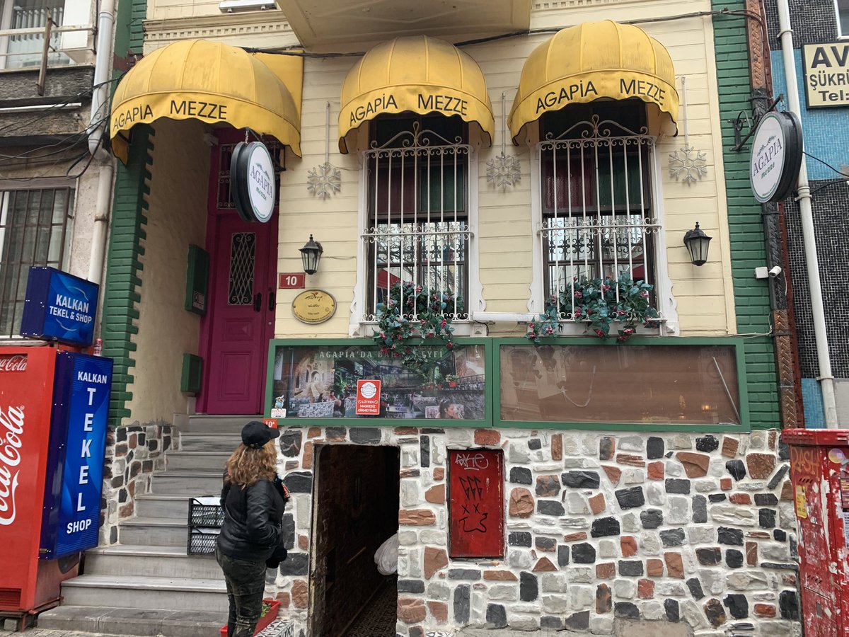 ElisitamarySck's tweet photo. La calle
La escena
El baile bajo la lluvia
La canción #Meleklerinzözüvar 
Nuestra serie #SençalKapimi
Y nosotras……💗
Magia en Estambul ✨ https://t.co/IMBAuMghFx