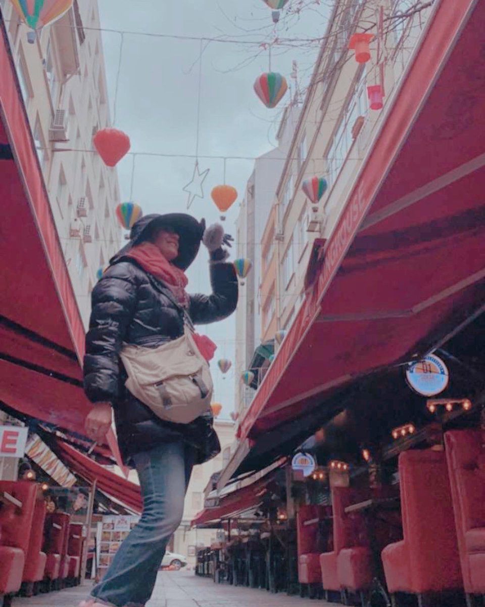 ElisitamarySck's tweet photo. La calle
La escena
El baile bajo la lluvia
La canción #Meleklerinzözüvar 
Nuestra serie #SençalKapimi
Y nosotras……💗
Magia en Estambul ✨ https://t.co/IMBAuMghFx