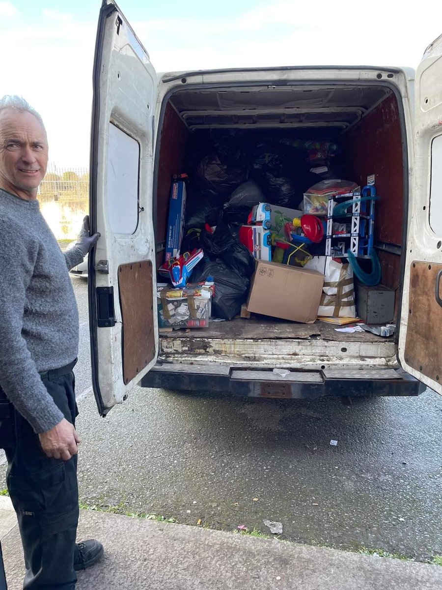 FlyingDucksIrl's tweet photo. All packed up and Damien hitting the road from Duleek to Lisdoonvarna where the families were sent yesterday 🇺🇦🇮🇪 Safe travels and thank you so much. Big thanks to Atis and Claire Badgers who are also taking the donations from Cork to Claire today. https://t.co/eZZAjzg34Q